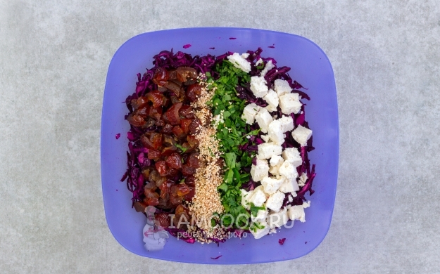 Добавить сыр, финики и семена кунжута