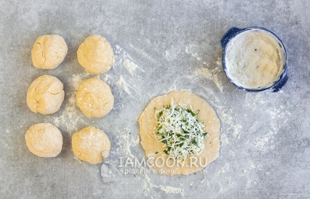 Положить на тесто начинку