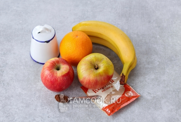Ингредиенты для смузи из банана и яблок с апельсиновым соком