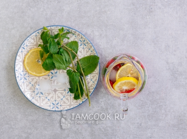 Положить в кувшин лед и лимон