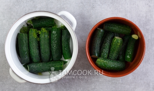 Положить огурцы в кастрюлю