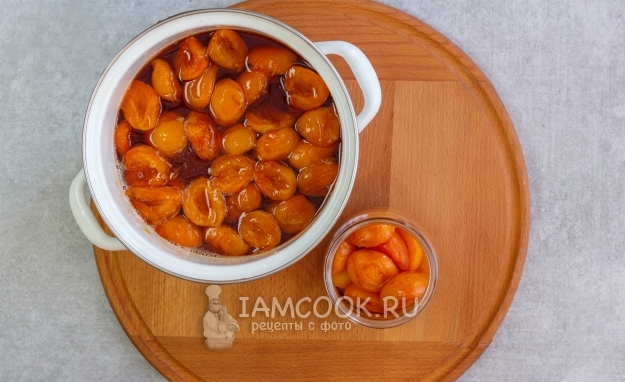 Положить абрикосы в банку