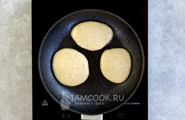 Положить тесто на сковороду