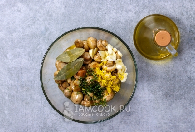 Влить масло