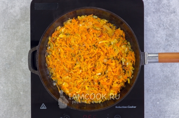 Обжарить лук с морковью