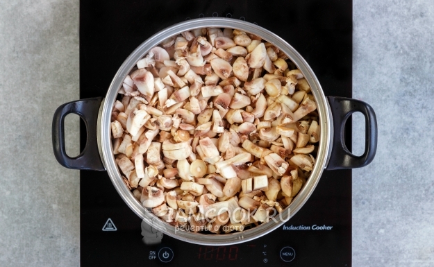 Положить в кастрюлю грибы