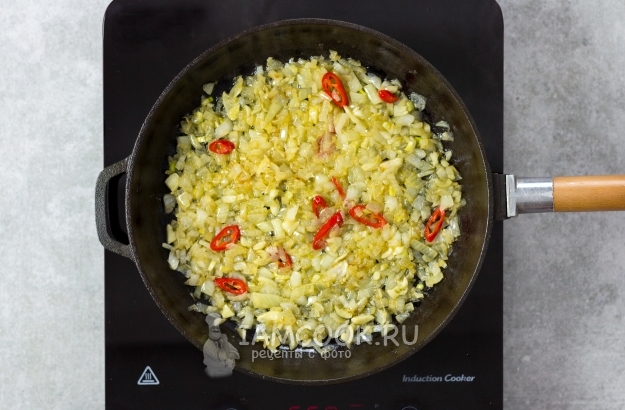 Пожарить лук с перцем