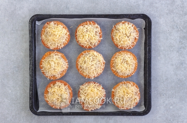 Посыпать сыром