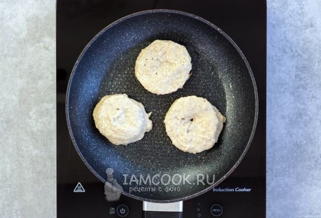 Положить тесто на сковороду