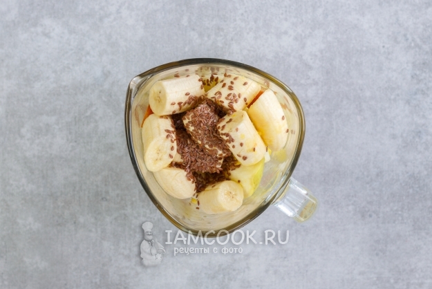 Положить в блендер фрукты и семена льна