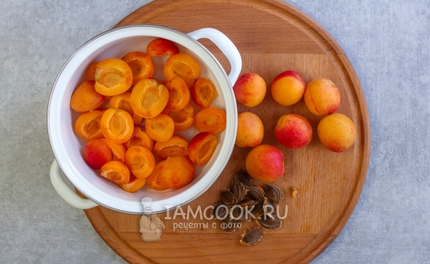 Удалить из абрикосов косточки