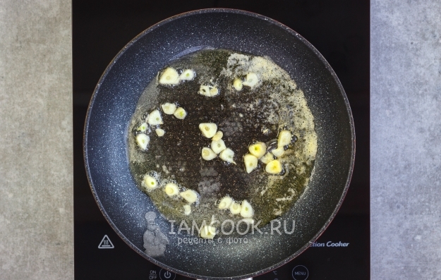 Обжарить чеснок