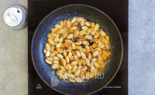 Всыпать к орехам сахар