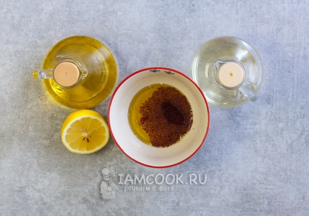 Добавить масло, уксус и сумах