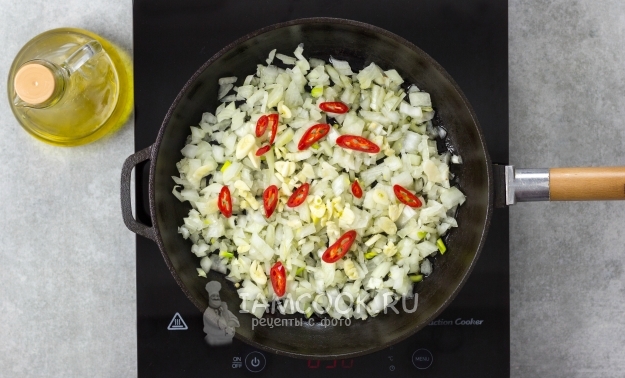 Положить на сковороду лук и перец