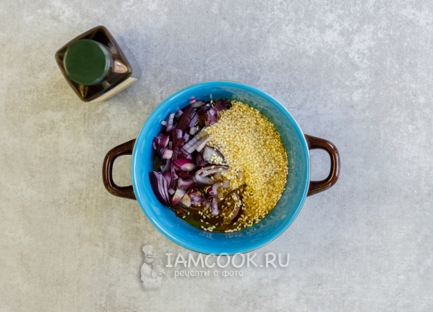Добавить лук, масло и кунжут