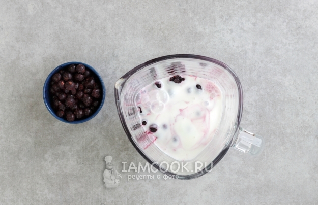 Соединить ягоды и йогурт