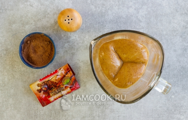 Пюрировать финики с бананом