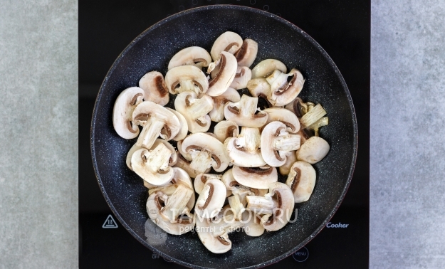 Положить грибы на сковороду