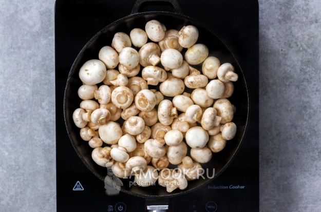 Положить грибы на сковороду