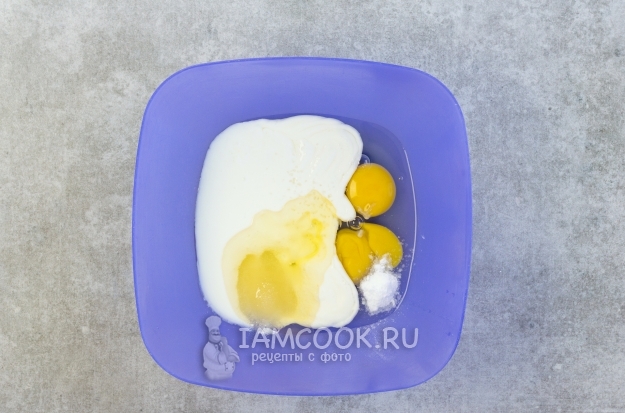 Соединить кефир, яйца, сахар и масло