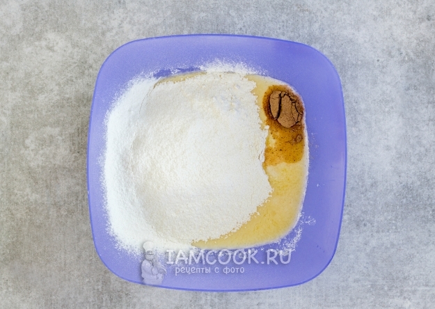 Всыпать муку, сахар и корицу