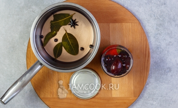 Влить в банку маринад