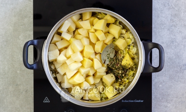 Положить картофель и специи