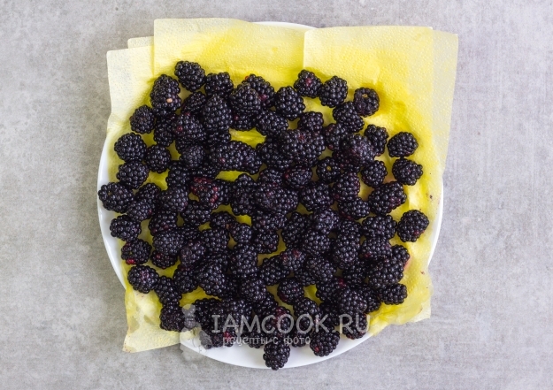 Положить ягоды на салфетку