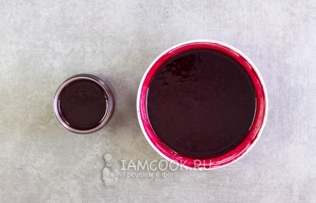 Положить варенье в банку