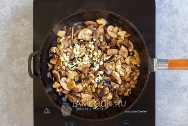 Положить чеснок