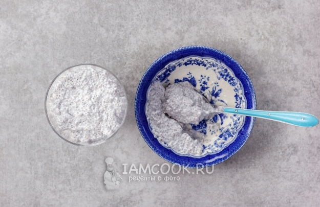 Положить в бокал йогурт с чиа