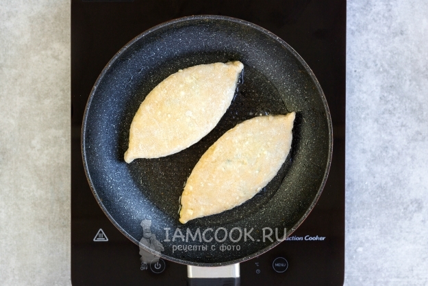 Положить пирожки на сковороду