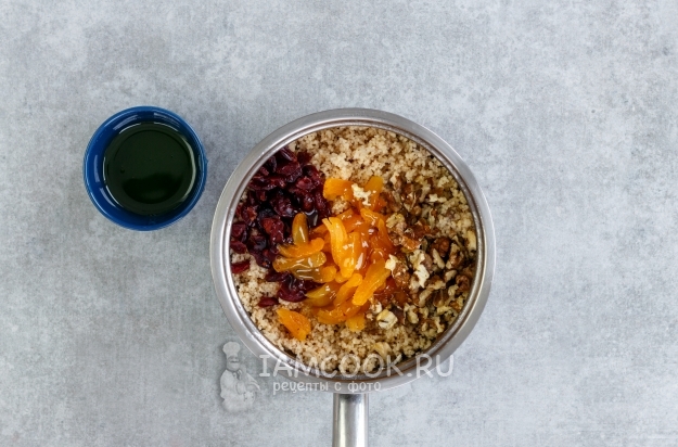 Положить в кашу орехи и сухофрукты