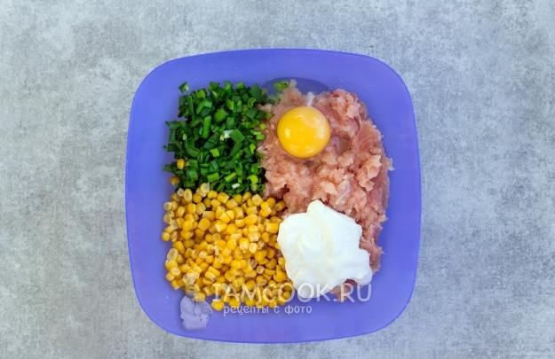 Соединить мясо, яйцо, кукурузу, лук и сметану