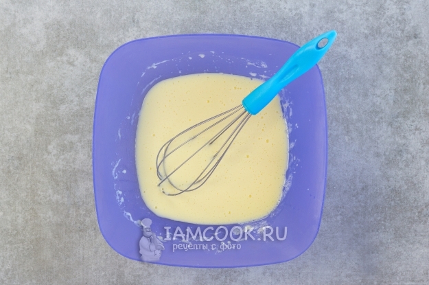 Взбить массу венчиком