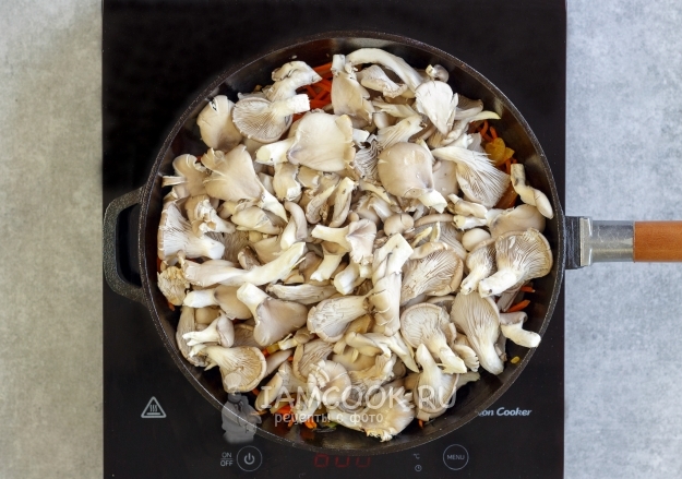 Положить грибы