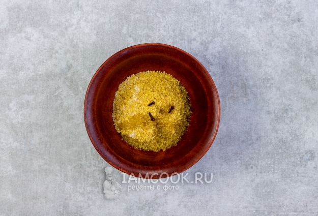 Соединить булгур, гвоздику, масло и соль