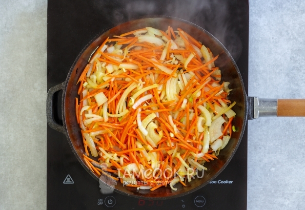 Положить на сковороду овощи