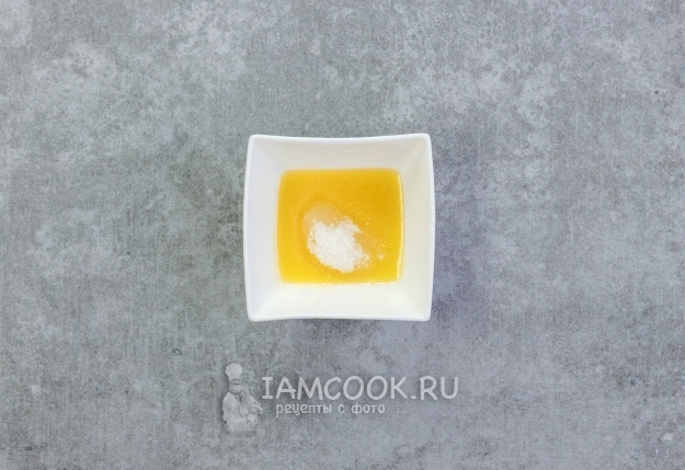 Соединить масло с сахаром