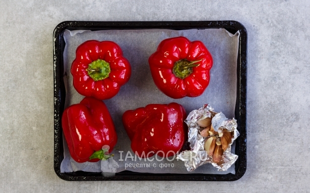 Положить перцы и чеснок на противень