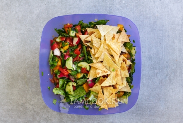 Положить кусочки лаваша