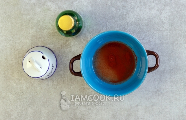 Соединить сахар, уксус и паприку