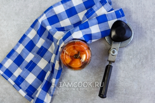 Закатать банку крышкой