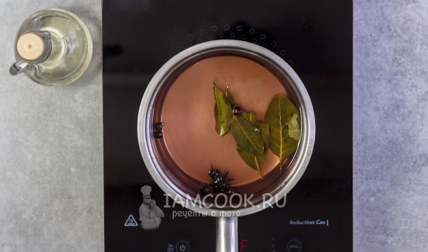 Влить уксус