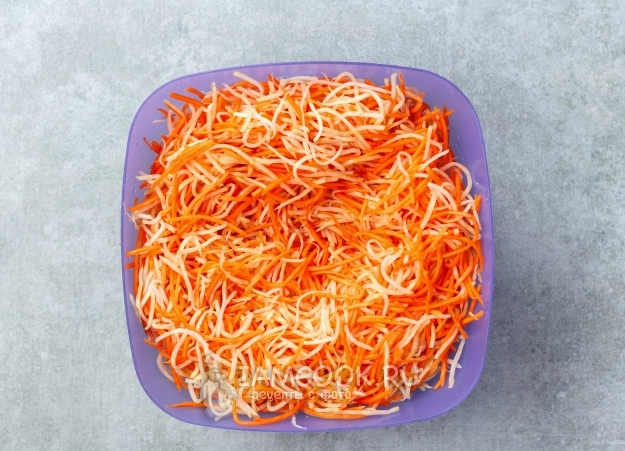 Размешать овощи