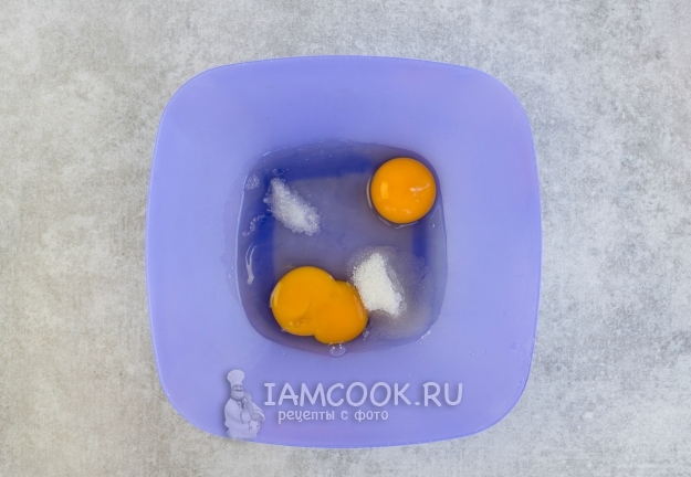 Соединить яйца с сахаром
