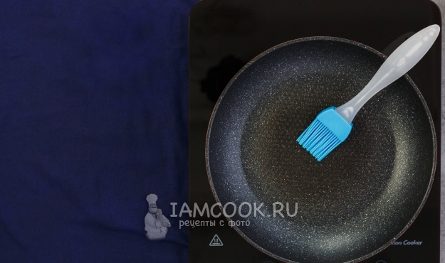 Смазать сковороду маслом