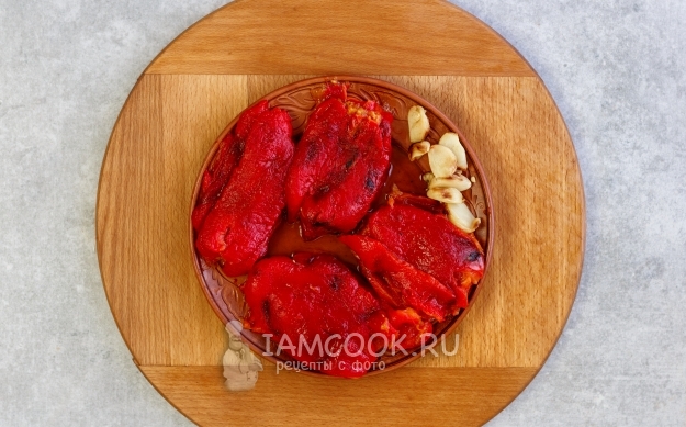 Почистить перец и чеснок