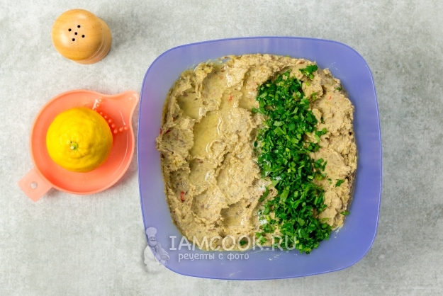 Добавить петрушку, сок лимона и соль